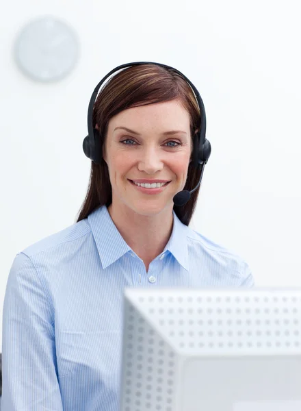 Customer service agent working in a call center — Stock Photo, Image