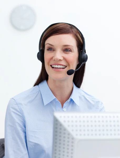 Lachende Geschäftsfrau mit Kopfhörer — Stockfoto