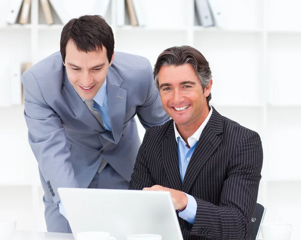 Retrato de dos hombres de negocios trabajando en una computadora — Foto de Stock