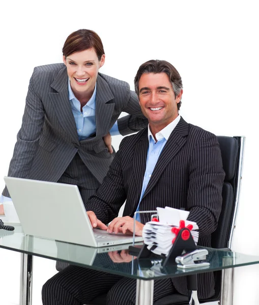 Homem de negócios confiante mostrando algo no computador para seu colle — Fotografia de Stock