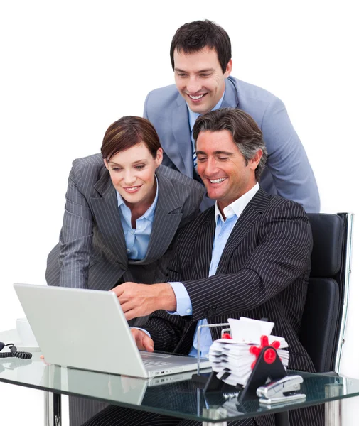 Équipe d'affaires enthousiaste travaillant sur un ordinateur — Photo
