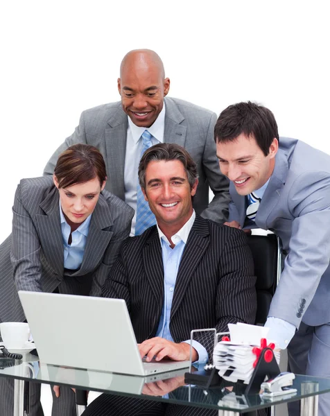 Equipe empresarial unida trabalhando em um computador — Fotografia de Stock