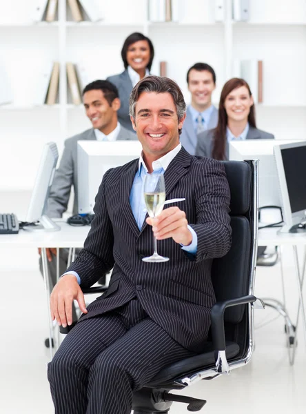 Framgångsrik manager och hans team dricka champagne — Stockfoto