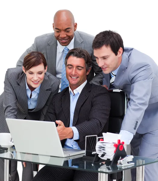 Équipe commerciale multiculturelle travaillant sur un ordinateur — Photo