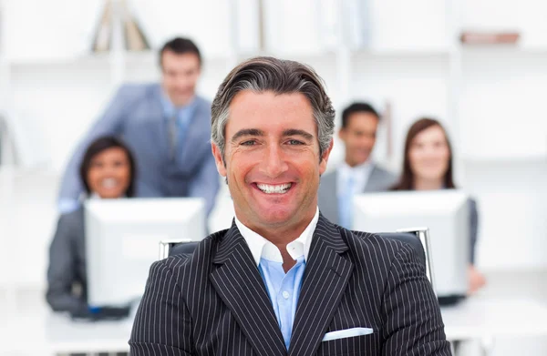 Presentation of an enthusiastic manager and his team — Stock Photo, Image