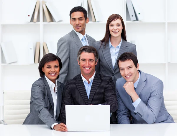 Erfolgreiches Business-Team blickt auf einen Laptop — Stockfoto