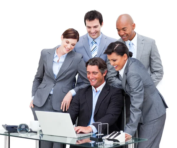 Equipe de negócios internacional alegre olhando para um laptop — Fotografia de Stock