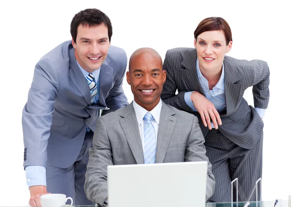 Positieve business medewerkers met behulp van een laptop — Stockfoto