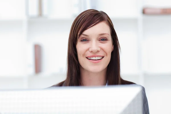 Gros plan d'une femme d'affaires souriante au travail — Photo