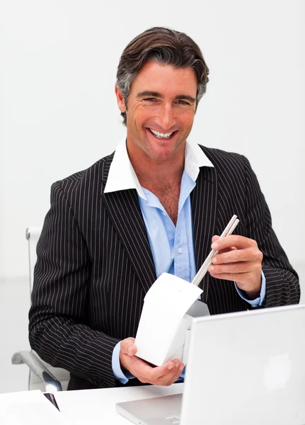 Портрет усміхненого бізнесмена, який їсть курятину — стокове фото