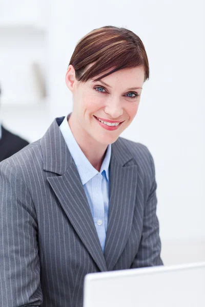 Portret van een Glimlachende zakenvrouw werken — Stockfoto