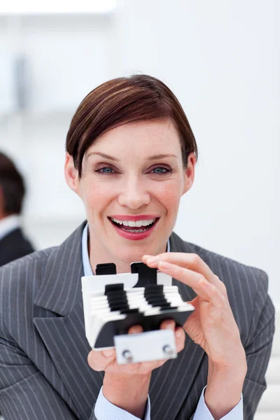 Donna d'affari sorridente in possesso di un titolare di carta — Foto Stock