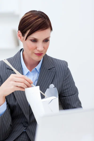 Giovane donna d'affari che mangia con bacchetta — Foto Stock