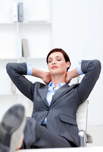 Jonge zakenvrouw slapen met voeten op Bureau — Stockfoto