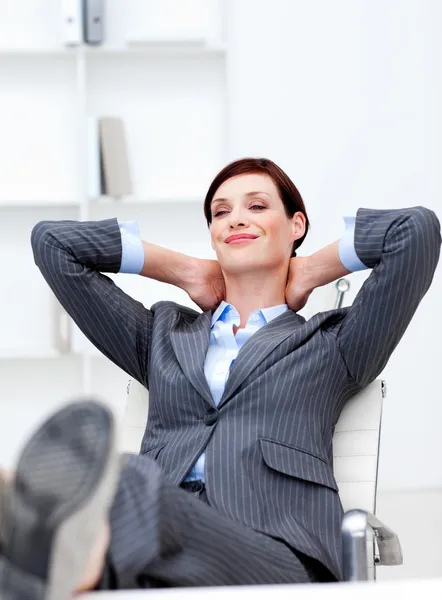 Üzletasszony ülő-ban hivatal-val lábak-on pult pihentető — Stock Fotó