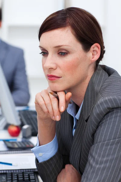 Porträt einer seriösen Geschäftsfrau im Büro — Stockfoto