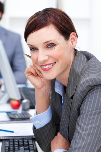 Close-up van een aantrekkelijke zakenvrouw op het werk — Stockfoto