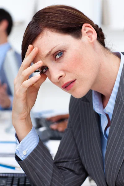 Zakenvrouw lijden aan een hoofdpijn — Stockfoto
