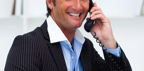 Крупный план улыбающегося бизнесмена, разговаривающего по телефону — стоковое фото