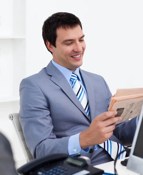 Atrakcyjny młody biznesmen czytanie gazety — Zdjęcie stockowe