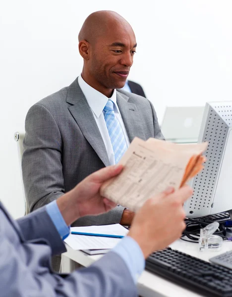 Uśmiechający się biznesmen, praca przy komputerze z jego kolega rea — Zdjęcie stockowe