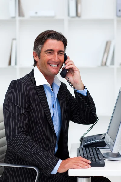 Привлекательный бизнесмен делает телефонный звонок — стоковое фото