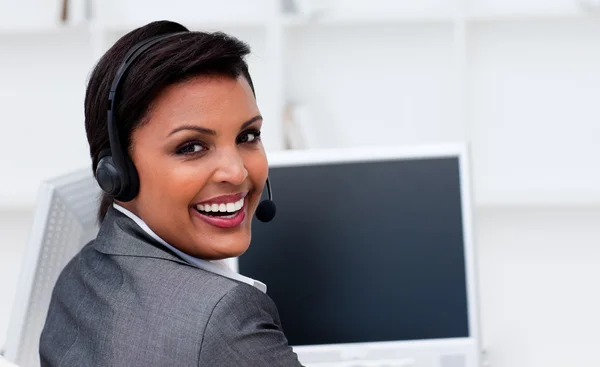 Glimlachende zakenvrouw op het werk — Stockfoto