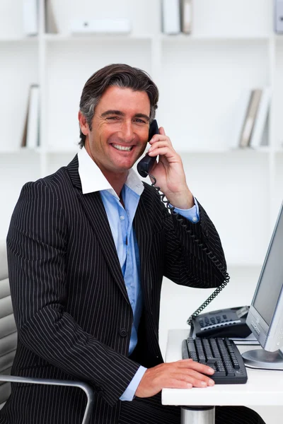 Uomo d'affari fiducioso che parla al telefono — Foto Stock