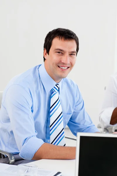 Portret van een glimlachende zakenman aan het werk — Stockfoto