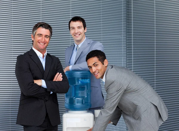 Team multi-etnico di affari al dispositivo di raffreddamento dell'acqua — Foto Stock