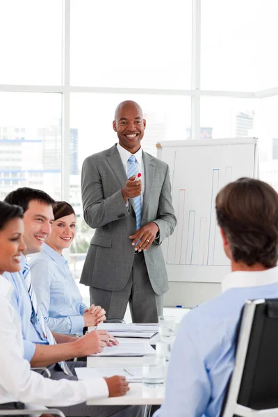 Vertrouwen Afro-Amerikaanse zakenman met zijn team bespreken — Stockfoto