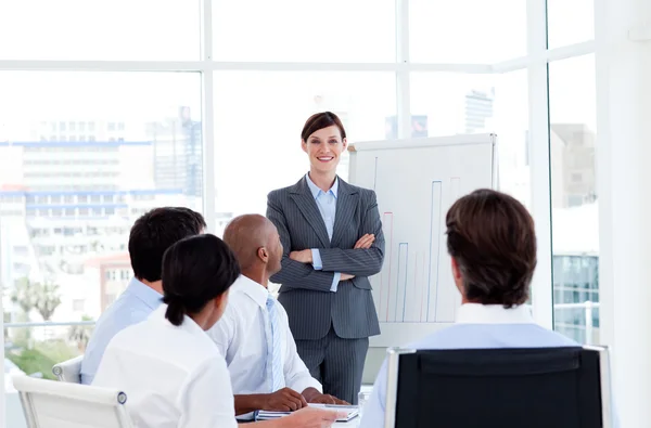 Vertrouwen zakenvrouw bezig met een presentatie — Stockfoto