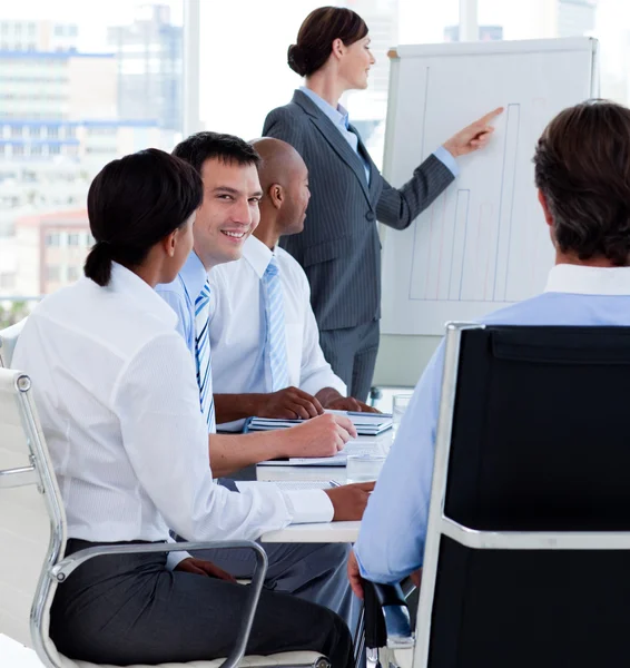 Manager verkoop cijfers rapporteren aan haar team — Stockfoto