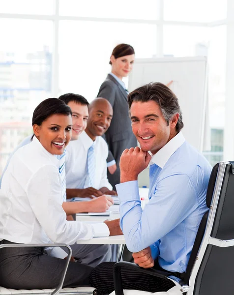 Multi-etnische zakelijke team tijdens een vergadering — Stockfoto