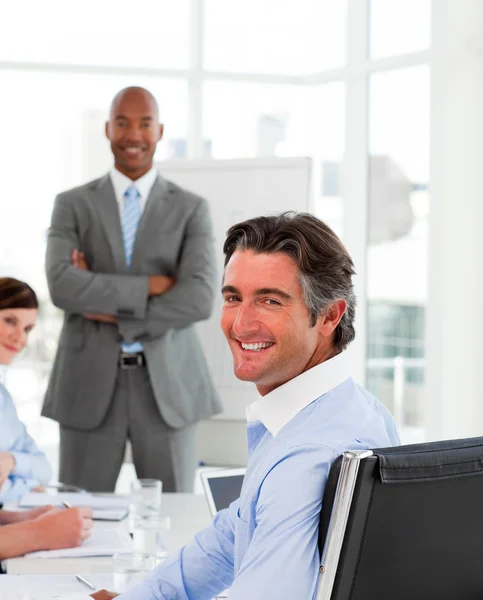 Affärsmän i ett möte med sitt lag — Stockfoto