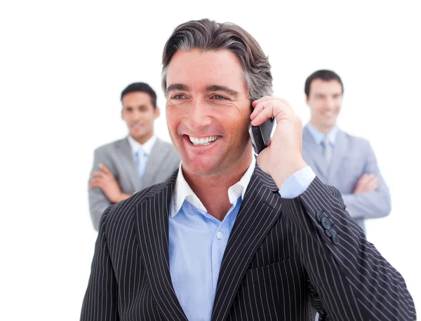 Empresário carismático falando ao telefone — Fotografia de Stock