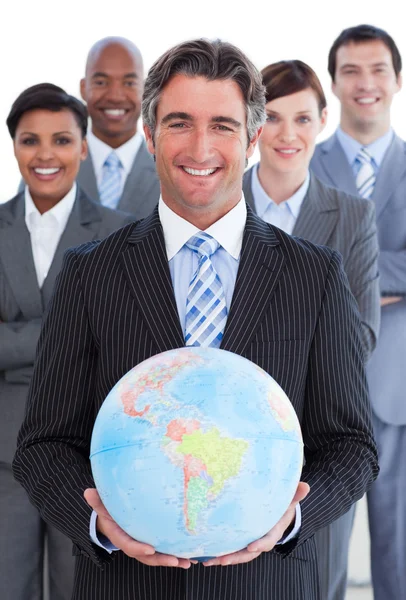 Equipe de negócios ambiciosa mostrando um globo terrestre — Fotografia de Stock
