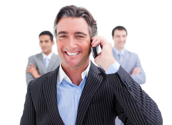 Сміється бізнесмен розмовляє по телефону — стокове фото