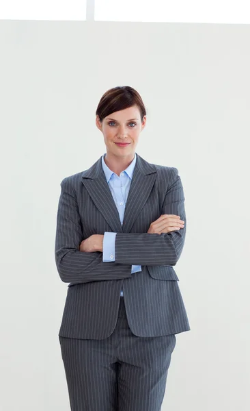 Aantrekkelijke zakenvrouw met gevouwen armen — Stockfoto