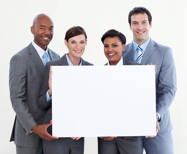 Multi-etnische bedrijf team met witte kaart — Stockfoto