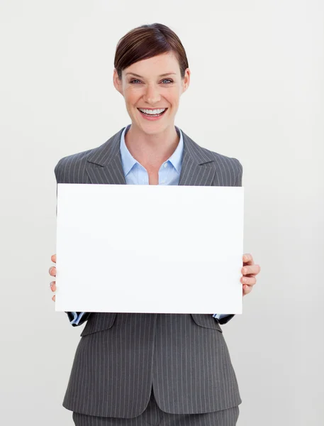 Attraktiva affärskvinna anläggning vit kort — Stockfoto