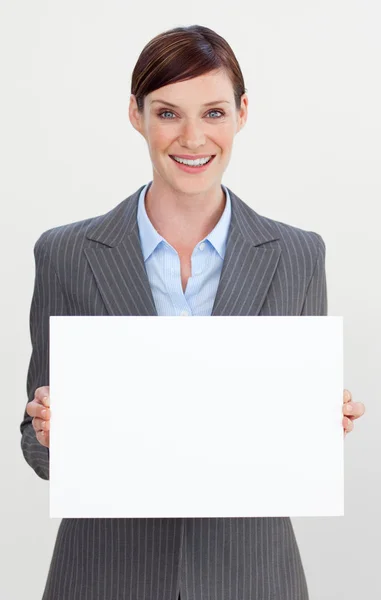 Usměvavá moderátorka drží bílou kartu — Stock fotografie