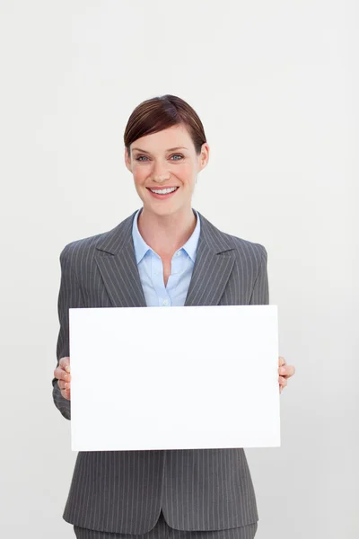 Empresária confiante segurando cartão branco — Fotografia de Stock