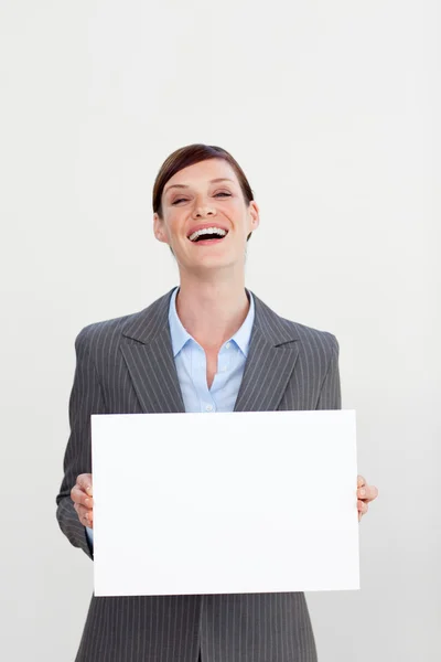 Skrattar affärskvinna håller vitt kort — Stockfoto