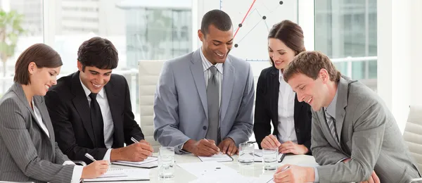 En mångsidig verksamhet grupp studerar en budget — Stockfoto