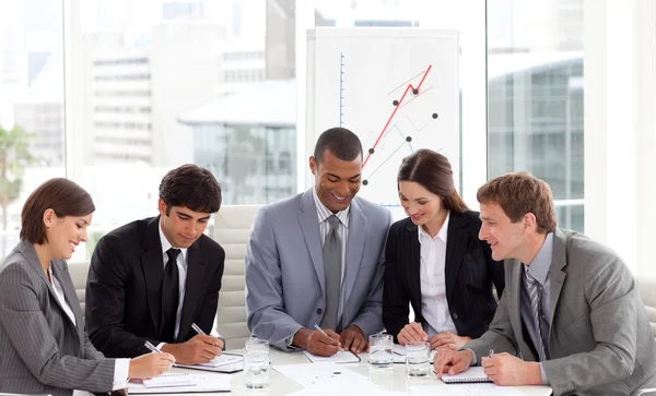 Hoge hoek van een divers business group tijdens een bijeenkomst — Stockfoto