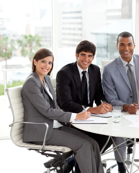 Tres compañeros sonriendo a la cámara — Foto de Stock