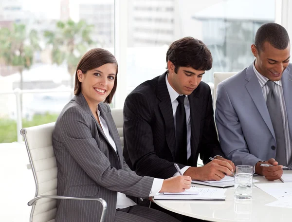 Attraktiva affärskvinna i ett möte — Stockfoto