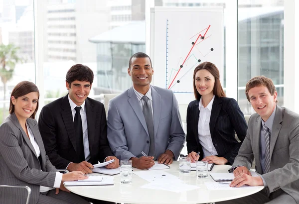 Multi-etnische zakelijke team in een vergadering — Stockfoto