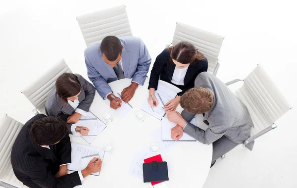 Alto ángulo de un grupo empresarial diverso sentado alrededor de una conferencia — Foto de Stock
